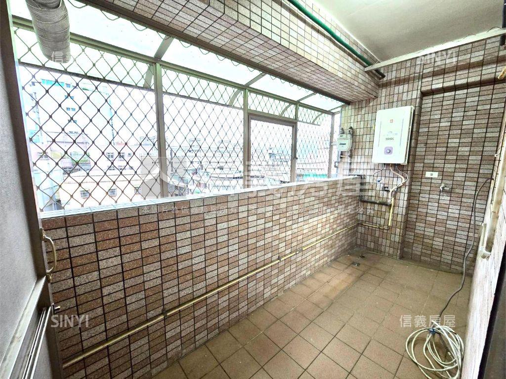 仁愛大世界三房平面車位房屋室內格局與周邊環境