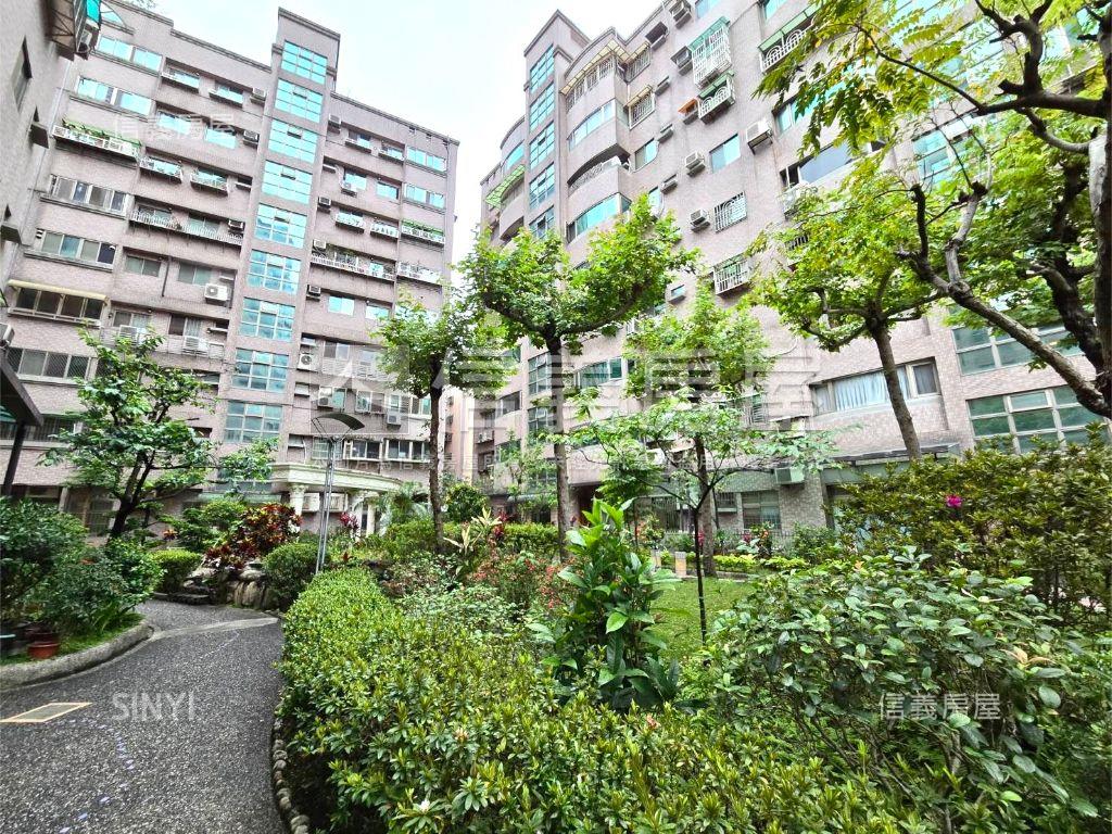 仁愛大世界三房平面車位房屋室內格局與周邊環境