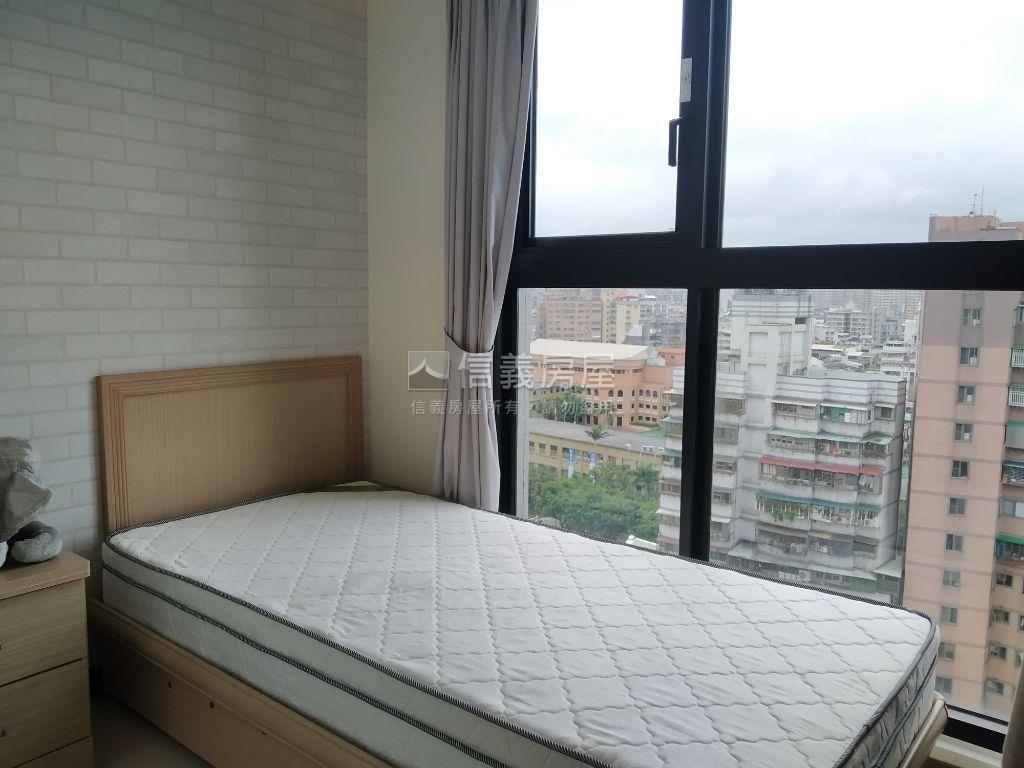 可看鋼骨高樓泳池四房房屋室內格局與周邊環境