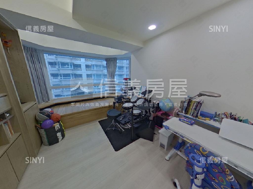 寶橋名人巷尊爵大四房車位房屋室內格局與周邊環境