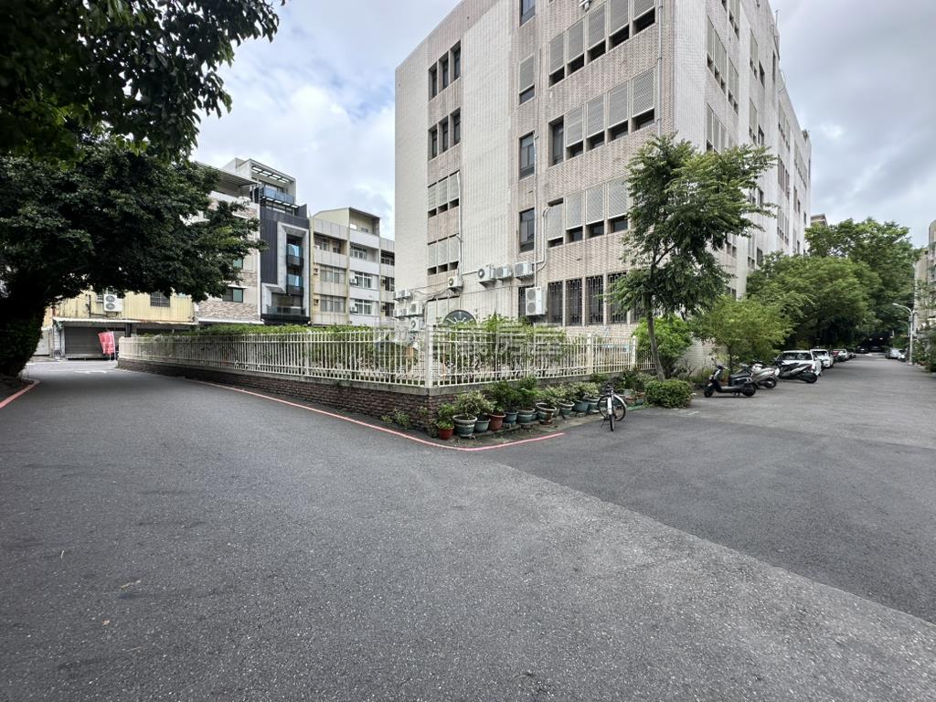 東區｜大面寬透天車墅房屋室內格局與周邊環境