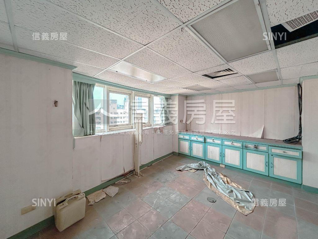 【東區】百坪辦公室車位房屋室內格局與周邊環境