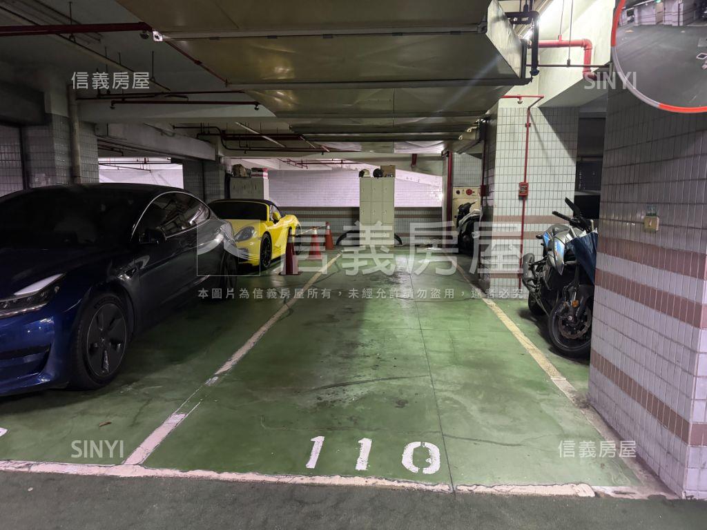 四號公園挑高精品店面房屋室內格局與周邊環境