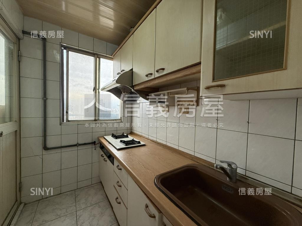 誠意出售佳昌高樓層兩房房屋室內格局與周邊環境