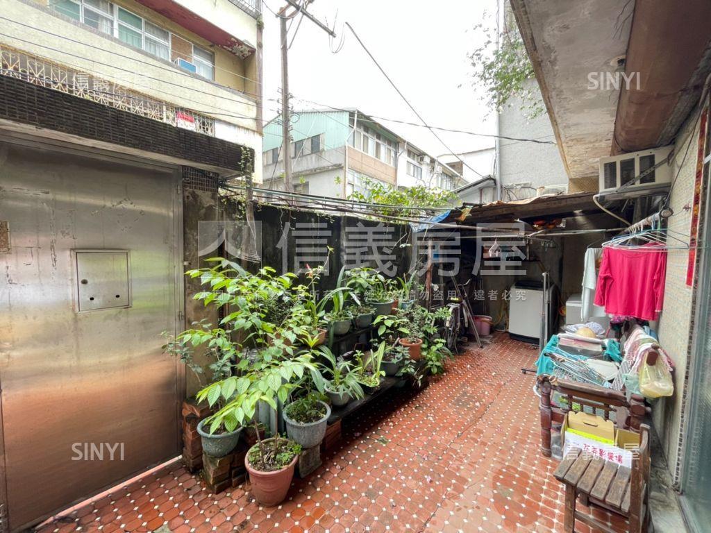 近捷運前庭後院稀有一樓房屋室內格局與周邊環境