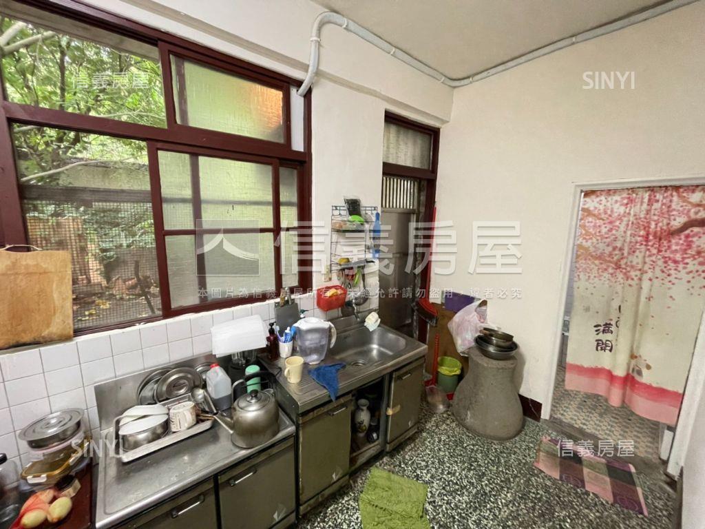 近捷運前庭後院稀有一樓房屋室內格局與周邊環境