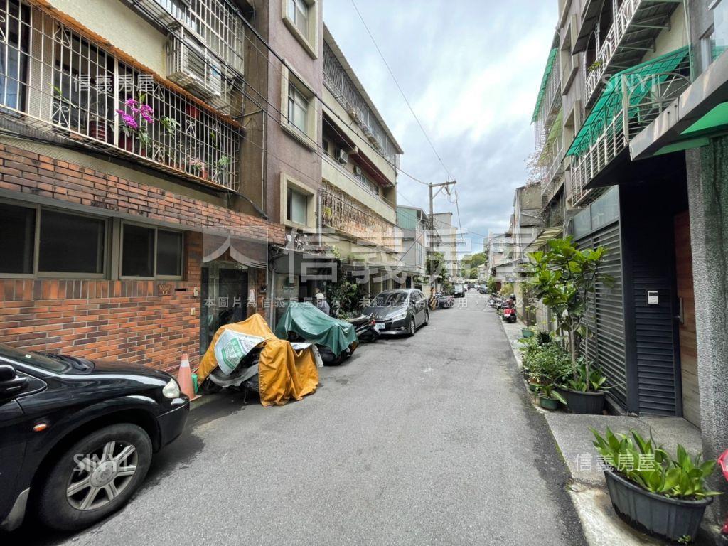 近捷運前庭後院稀有一樓房屋室內格局與周邊環境