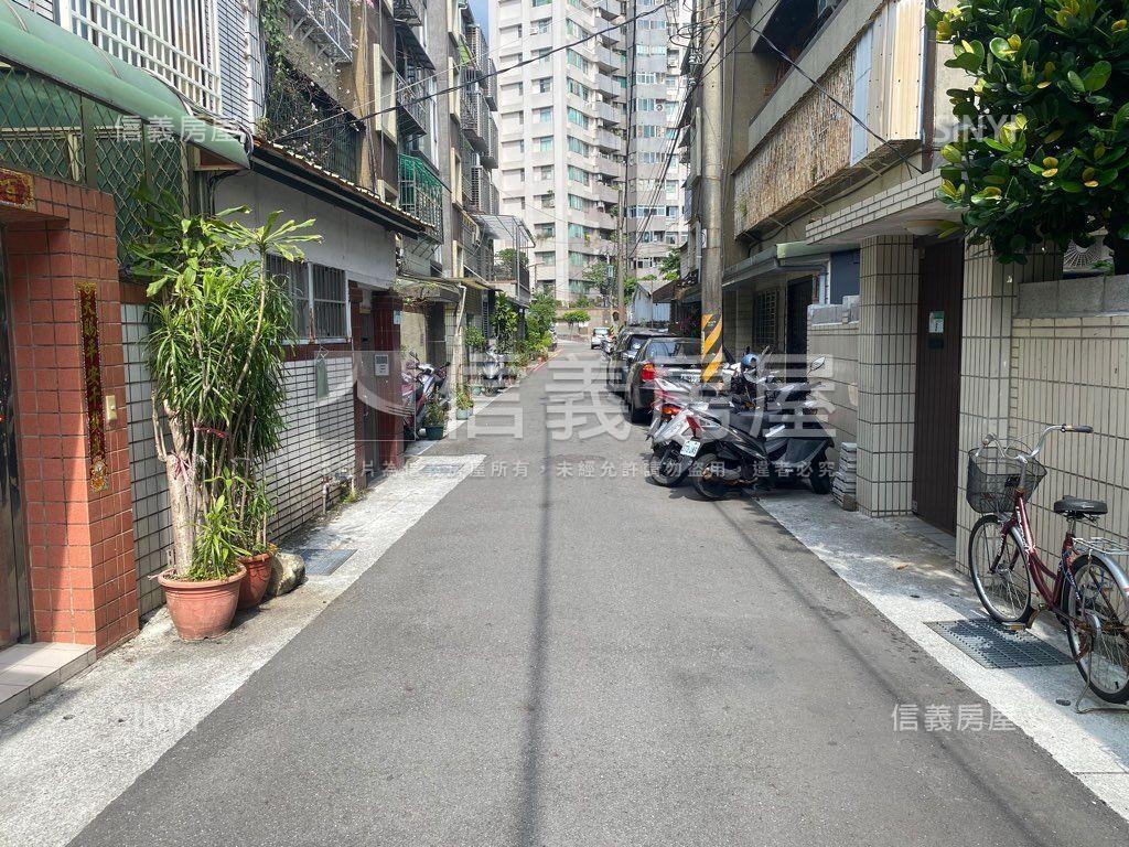 近捷運前庭後院稀有一樓房屋室內格局與周邊環境