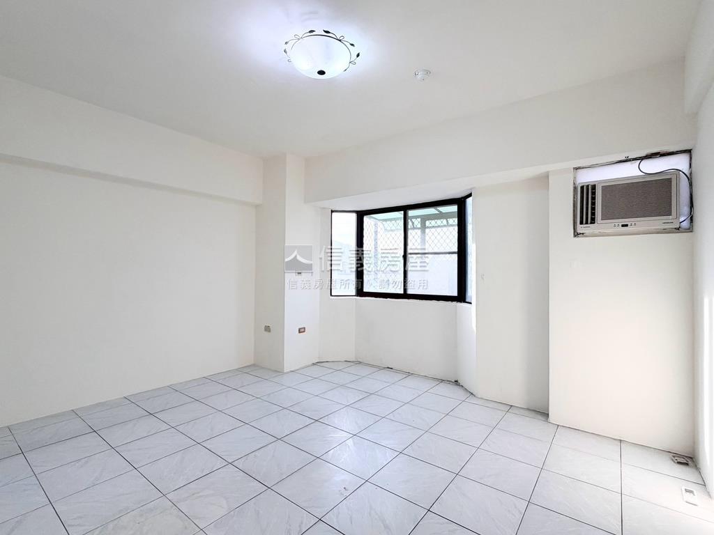 學校對面的兩房房屋室內格局與周邊環境