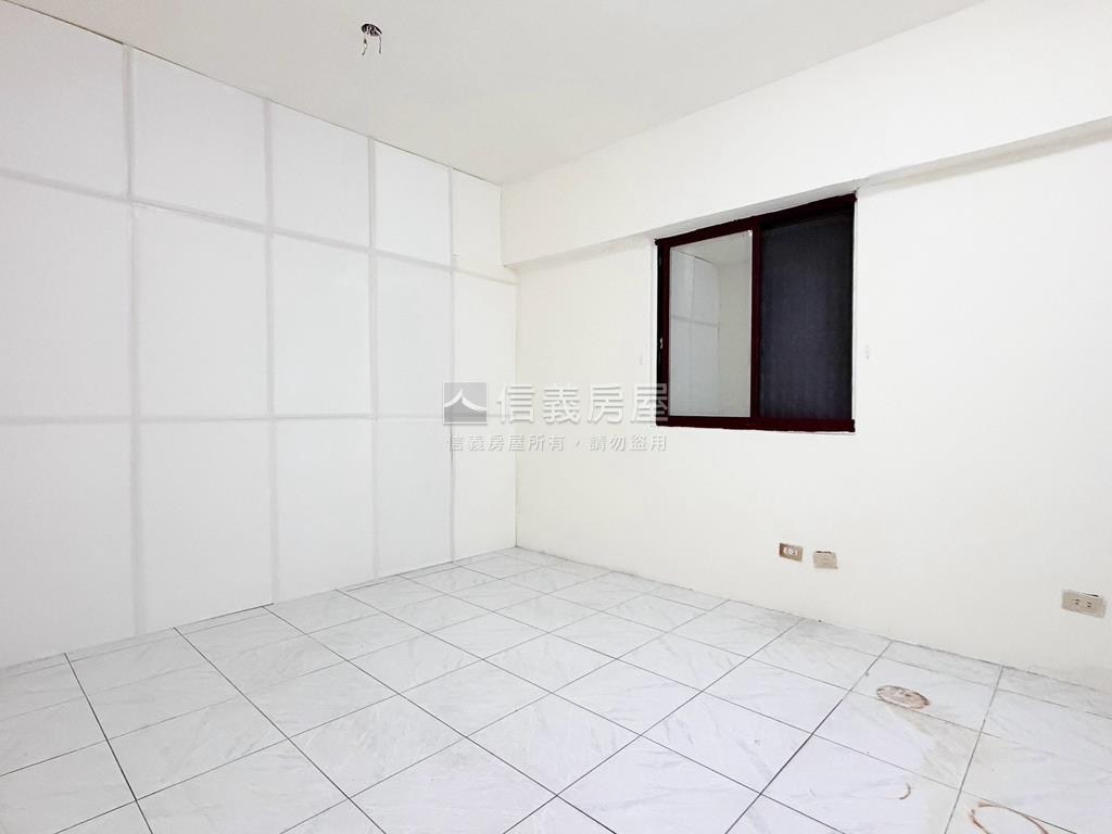 學校對面的兩房房屋室內格局與周邊環境