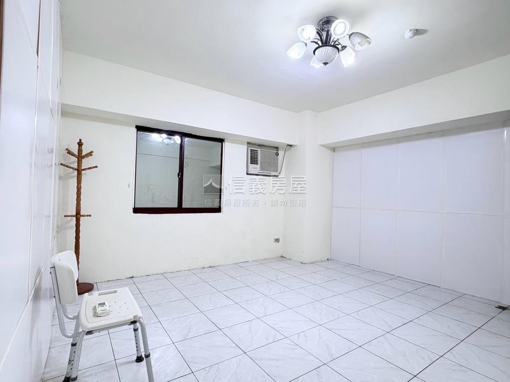 學校對面的兩房房屋室內格局與周邊環境