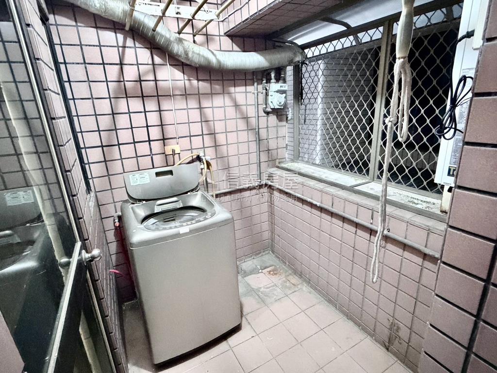 學校對面的兩房房屋室內格局與周邊環境