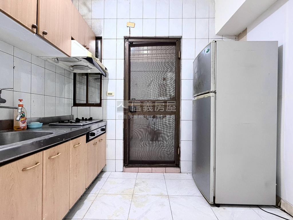 學校對面的兩房房屋室內格局與周邊環境
