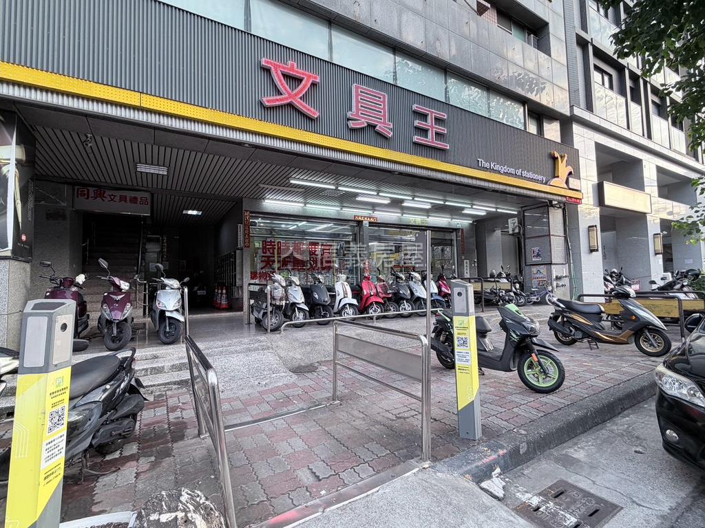 學校對面的兩房房屋室內格局與周邊環境