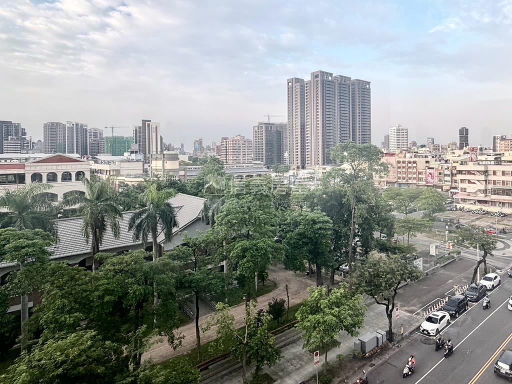 學校對面的兩房房屋室內格局與周邊環境
