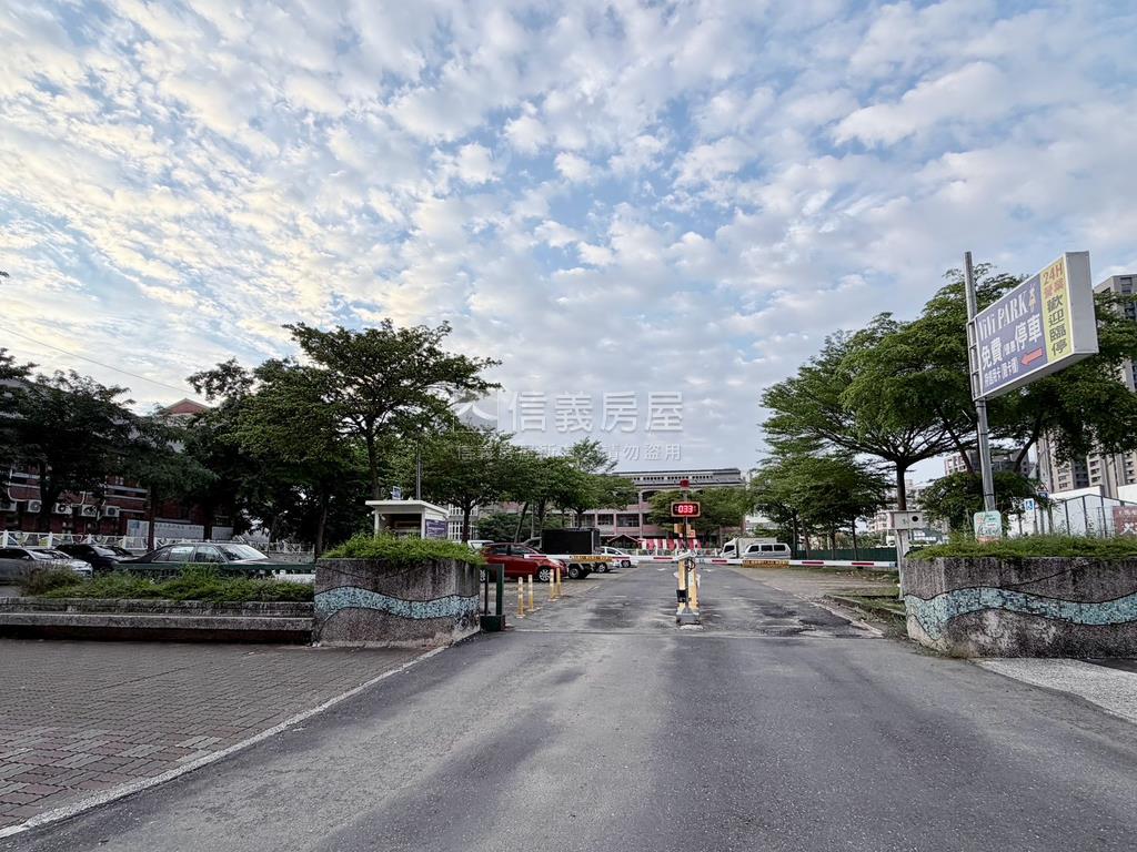 學校對面的兩房房屋室內格局與周邊環境