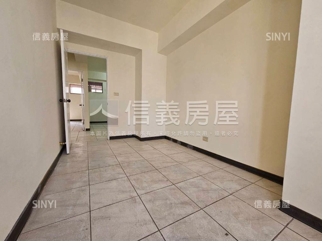 近捷運次頂樓三房誠售房屋室內格局與周邊環境