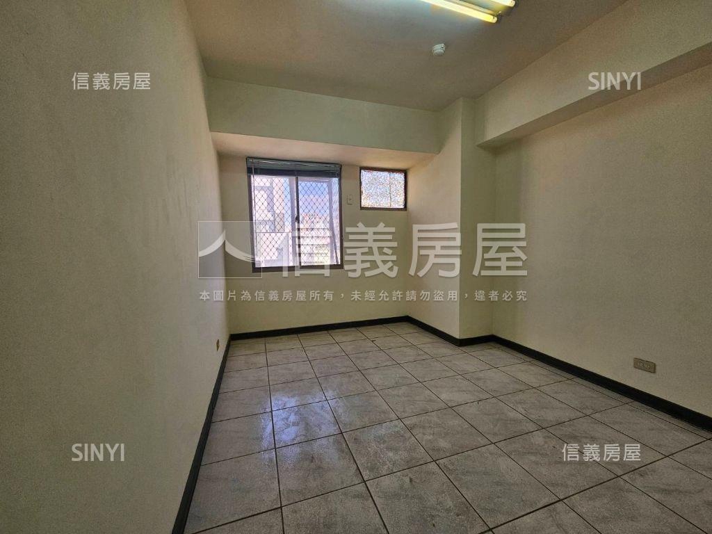 近捷運次頂樓三房誠售房屋室內格局與周邊環境