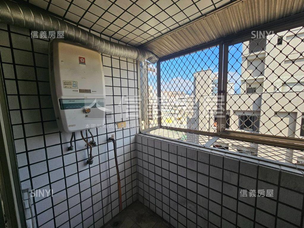 近捷運次頂樓三房誠售房屋室內格局與周邊環境