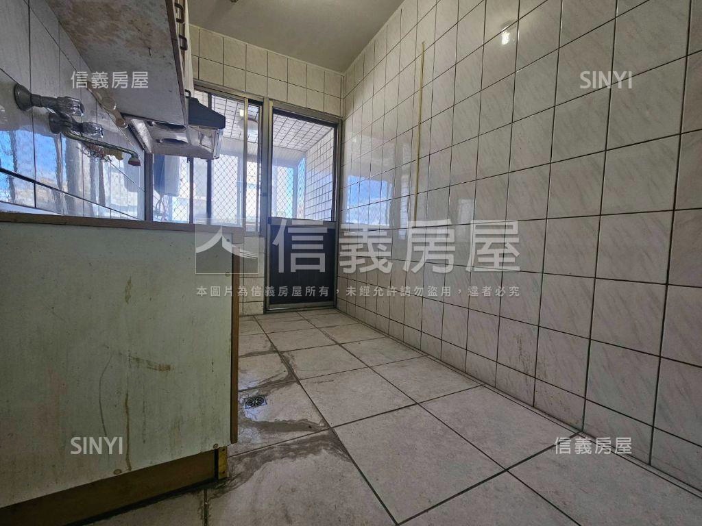 近捷運次頂樓三房誠售房屋室內格局與周邊環境