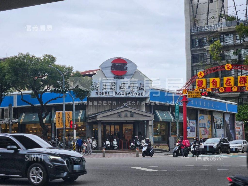 近捷運次頂樓三房誠售房屋室內格局與周邊環境