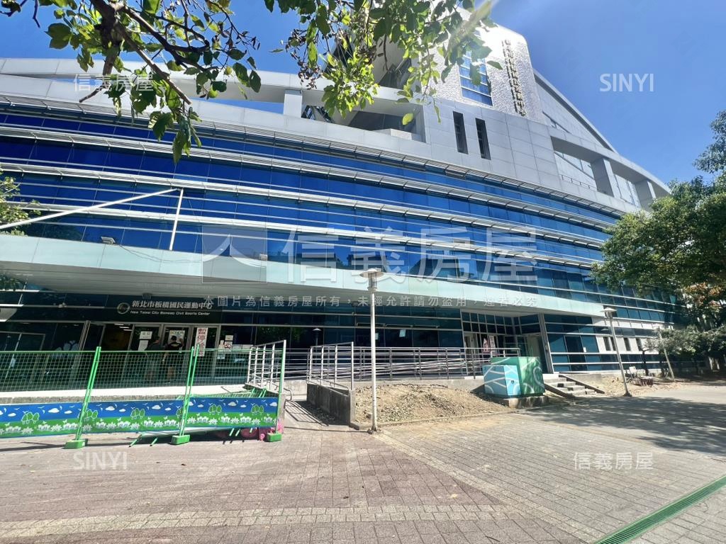 面板橋運動中心黃金店面房屋室內格局與周邊環境