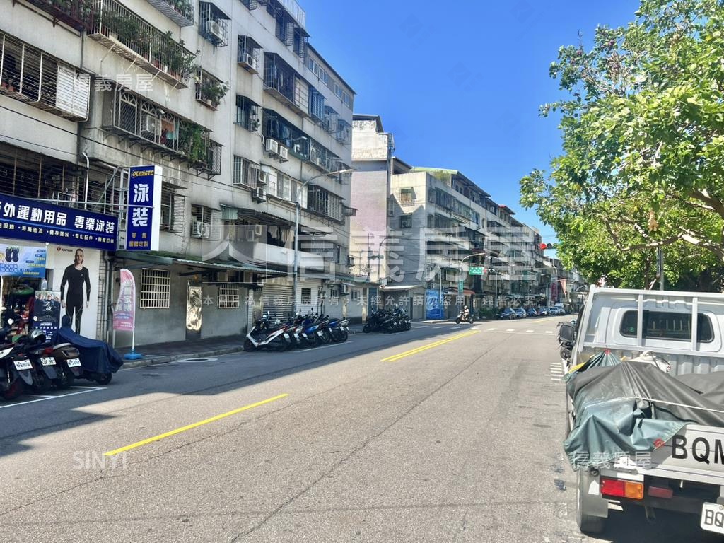 面板橋運動中心黃金店面房屋室內格局與周邊環境