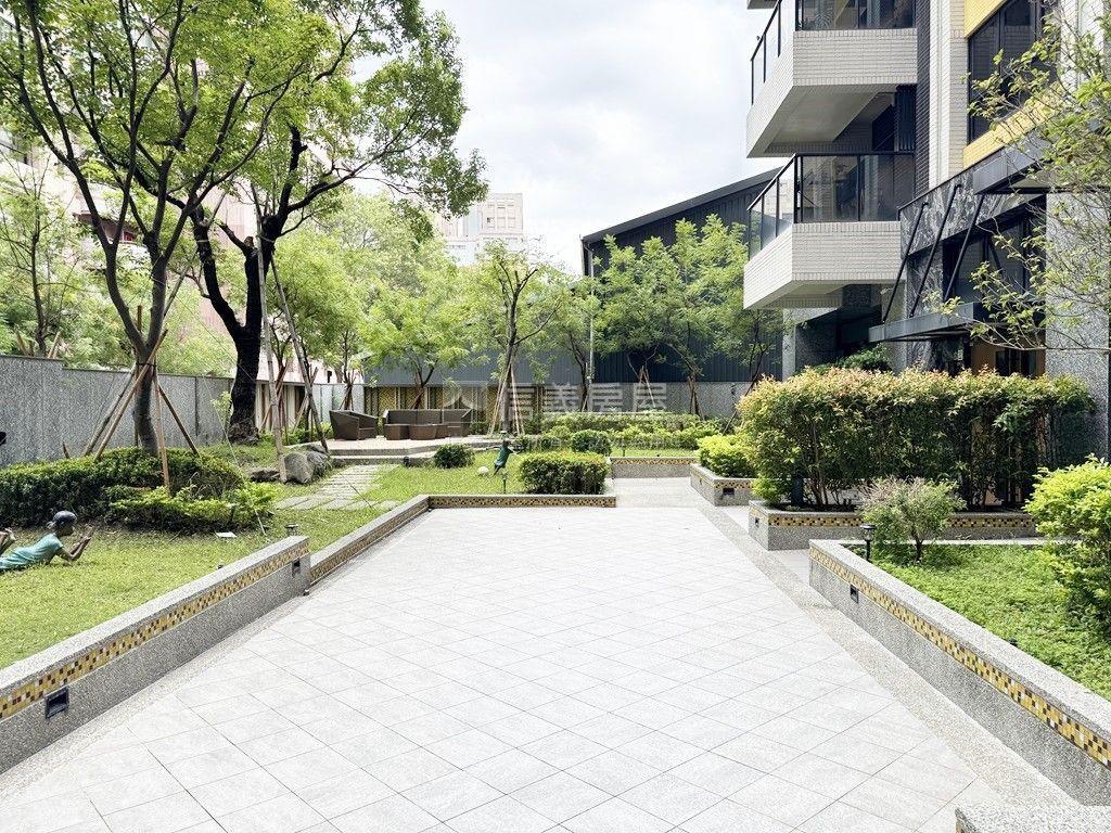巨蛋核心城車位兩房房屋室內格局與周邊環境