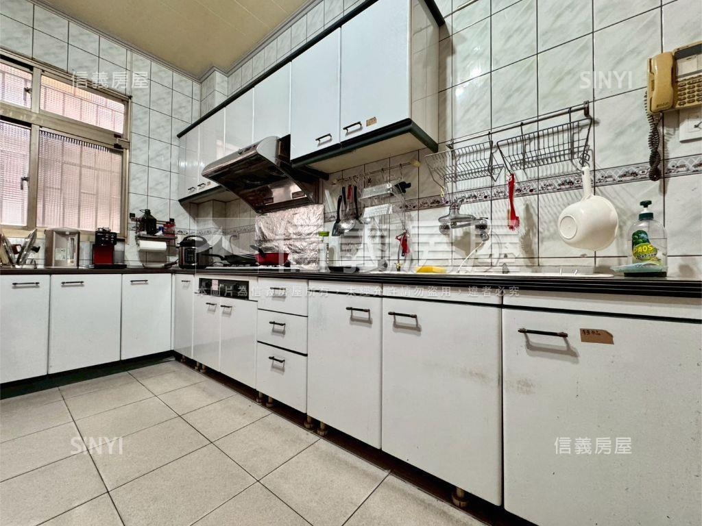 近７４稀有朝南大地坪透店房屋室內格局與周邊環境