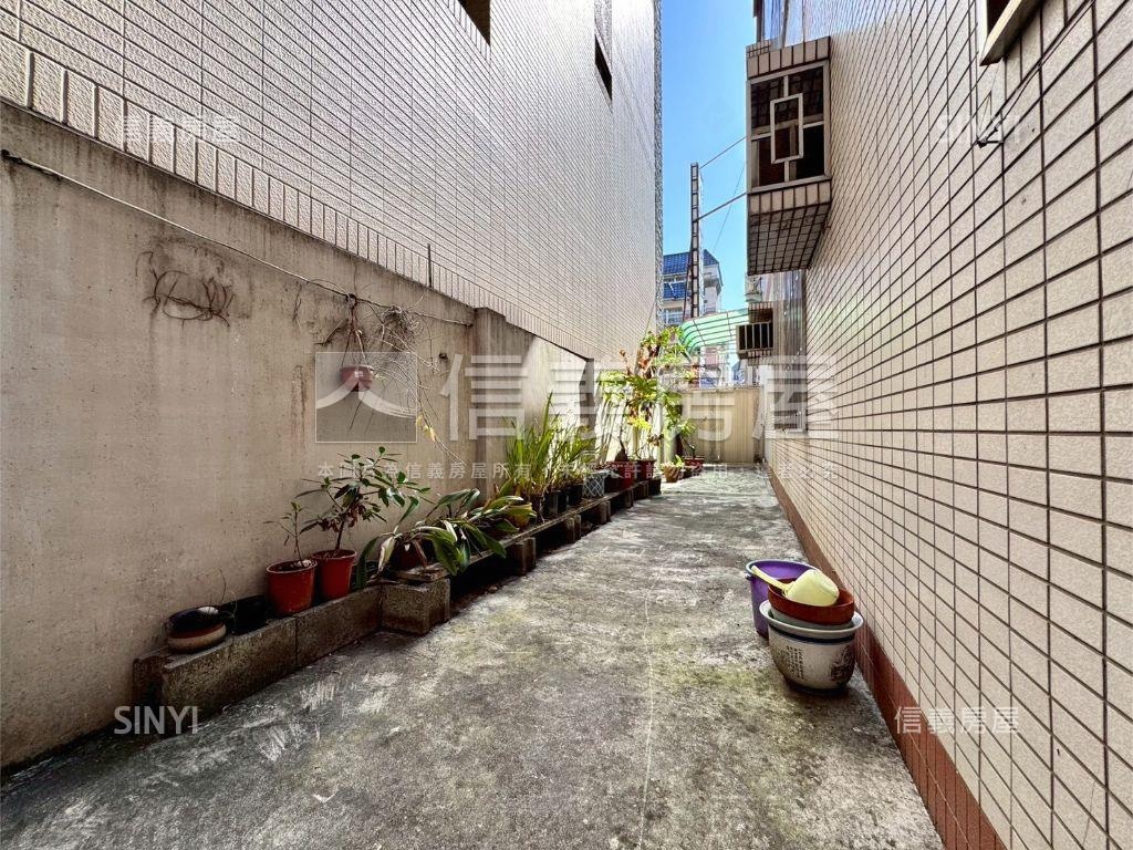 近７４稀有朝南大地坪透店房屋室內格局與周邊環境