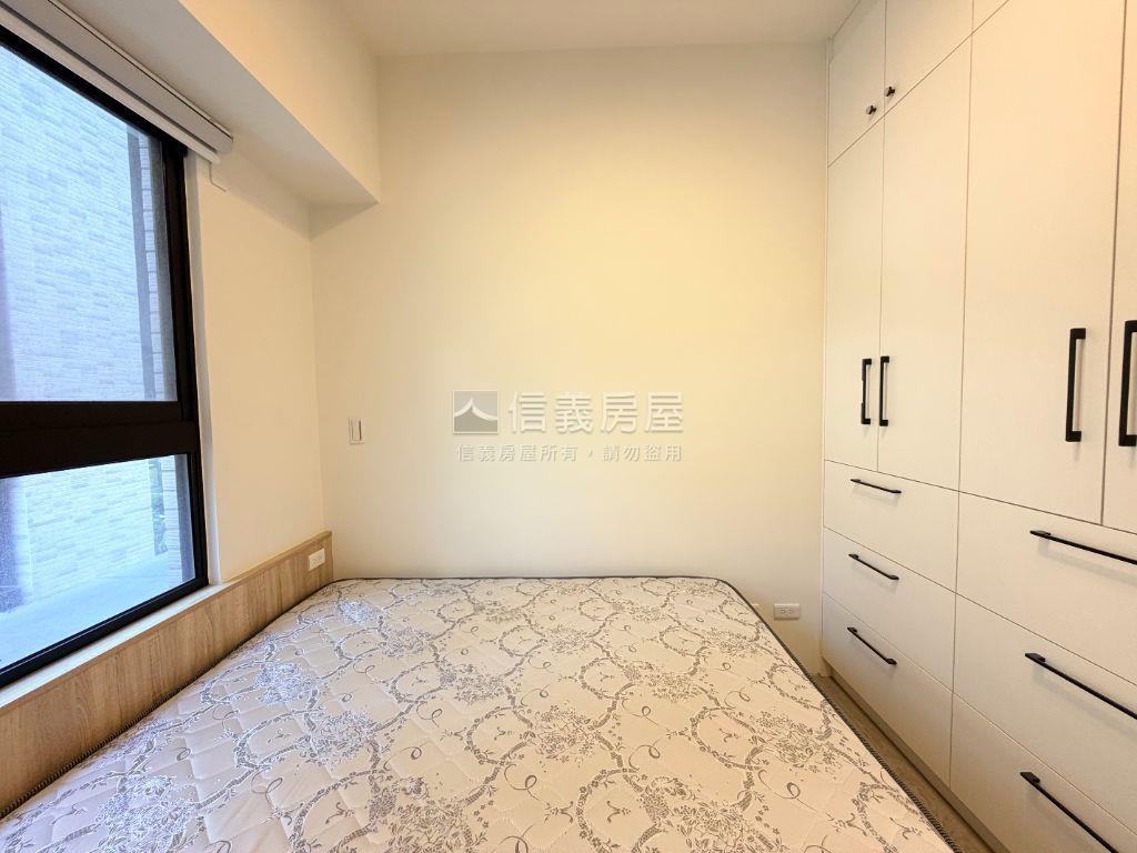 富旺雍華。朝南四房平車房屋室內格局與周邊環境