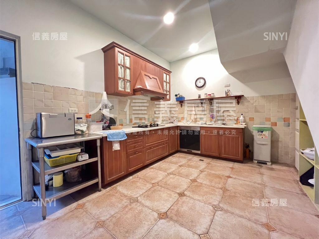 青青草原朝東南別墅房屋室內格局與周邊環境