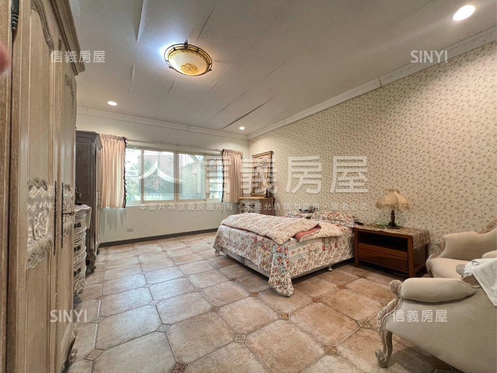 青青草原朝東南別墅房屋室內格局與周邊環境