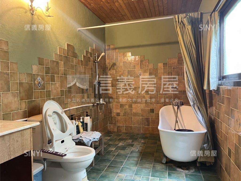 青青草原朝東南別墅房屋室內格局與周邊環境