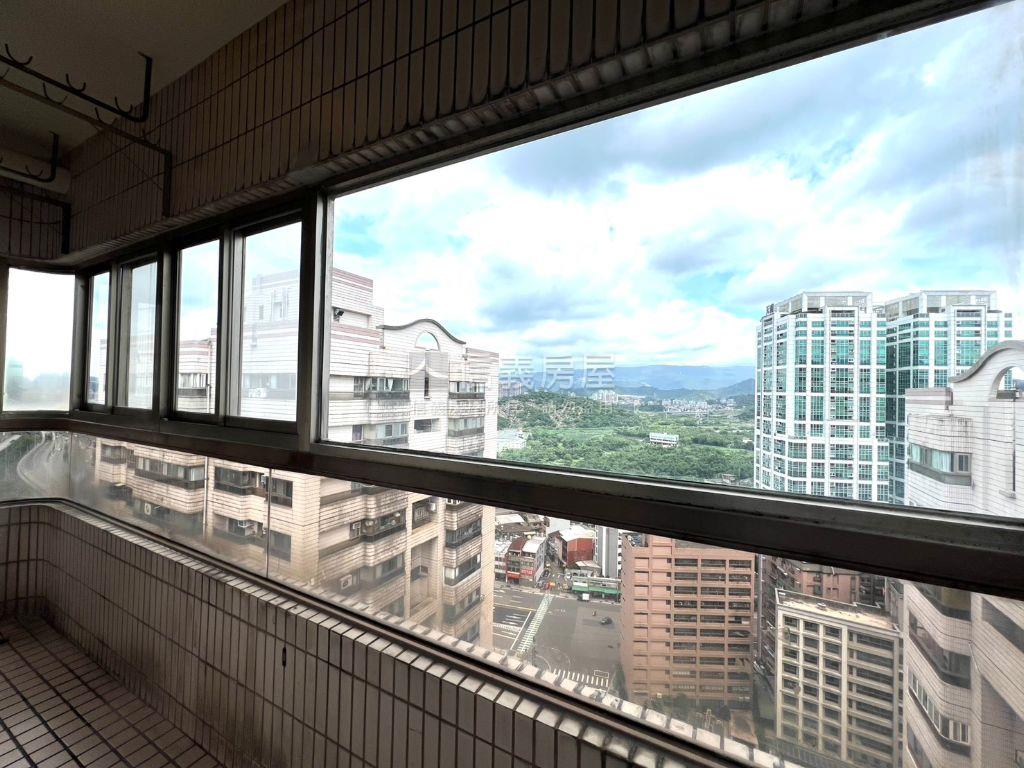 高樓層登峰景觀兩房房屋室內格局與周邊環境