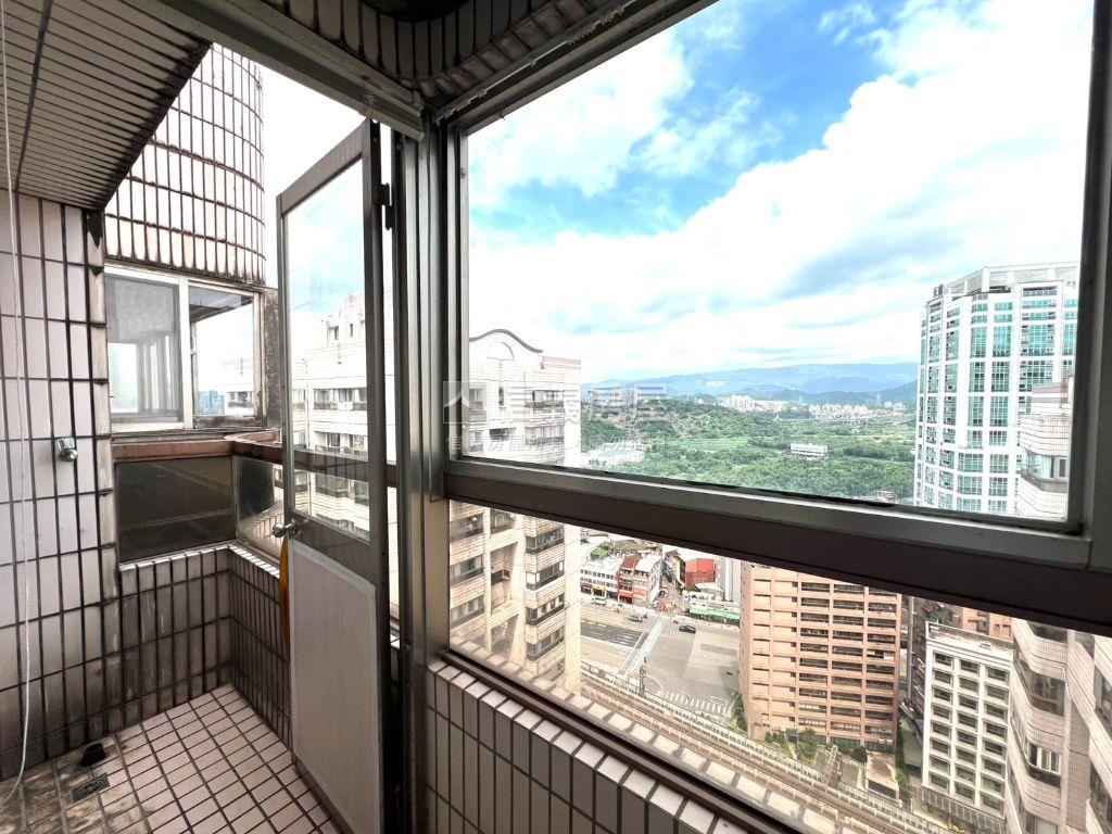 高樓層登峰景觀兩房房屋室內格局與周邊環境