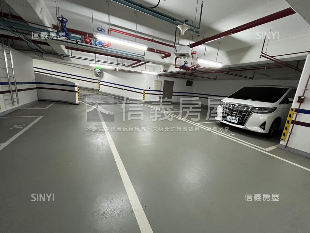 達官苑美裝坡平車位房屋室內格局與周邊環境