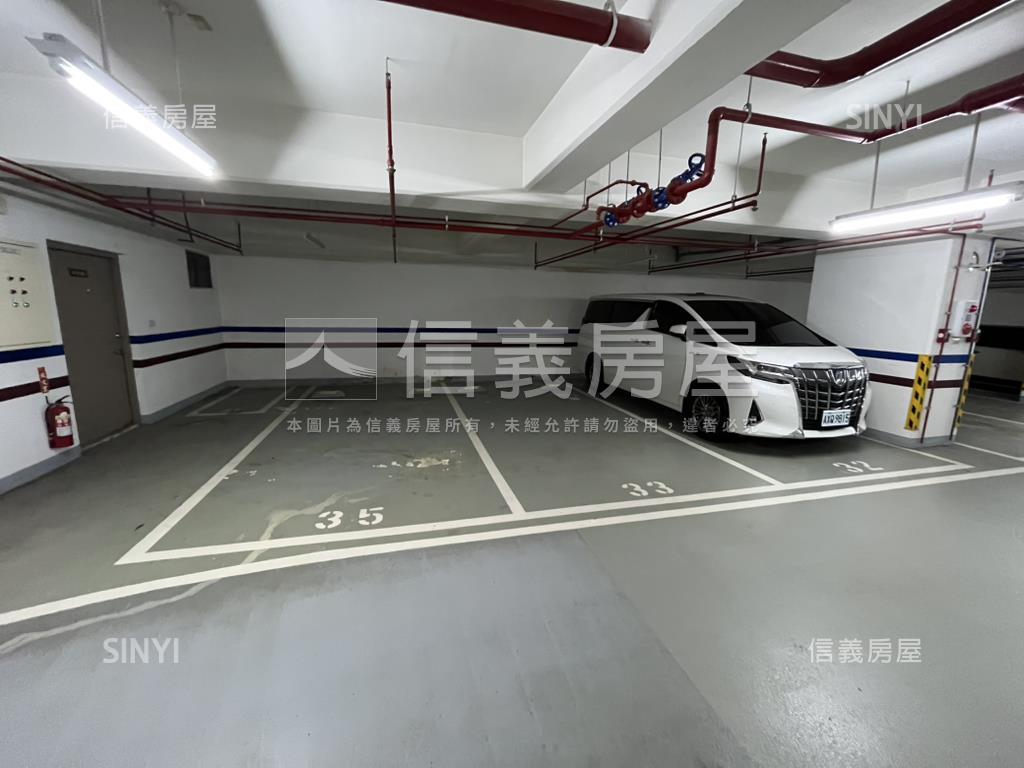 達官苑美裝坡平車位房屋室內格局與周邊環境
