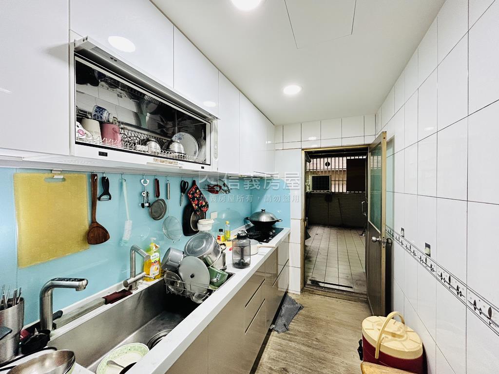 公園旁。面寬店辦房屋室內格局與周邊環境
