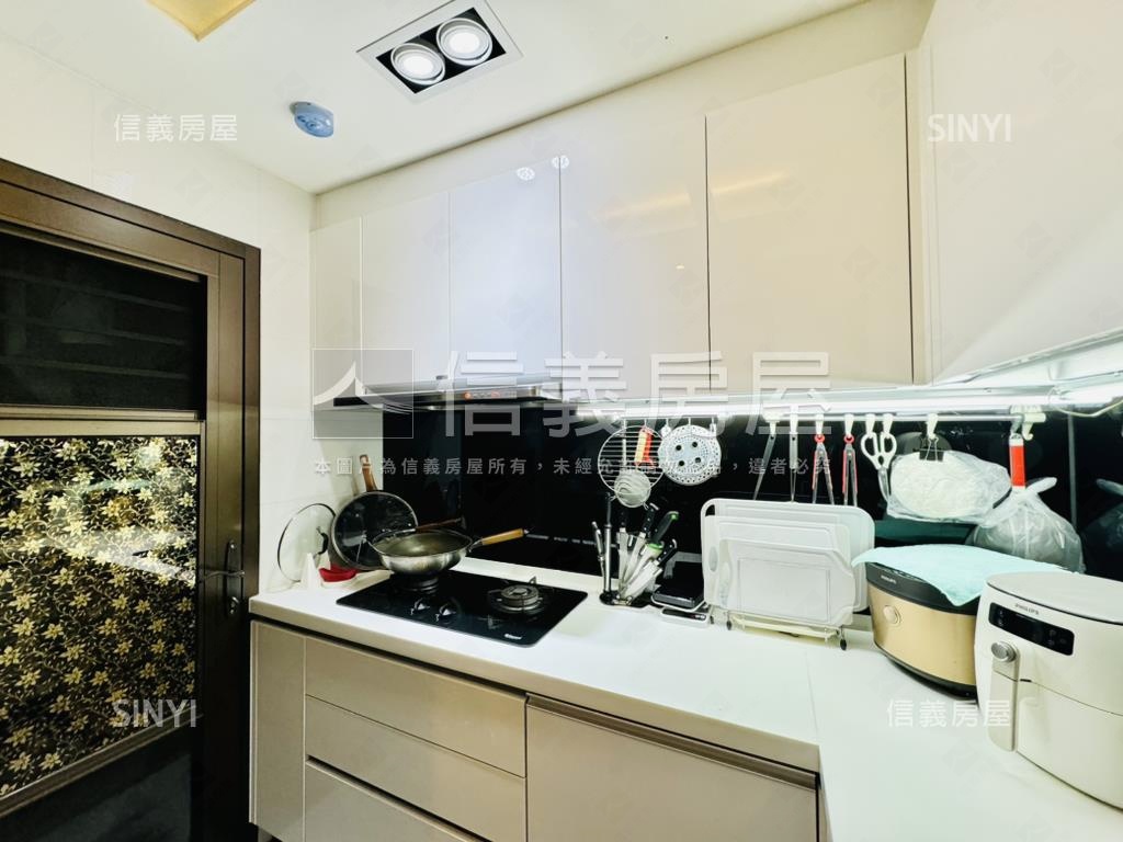 雲極３房車位房屋室內格局與周邊環境