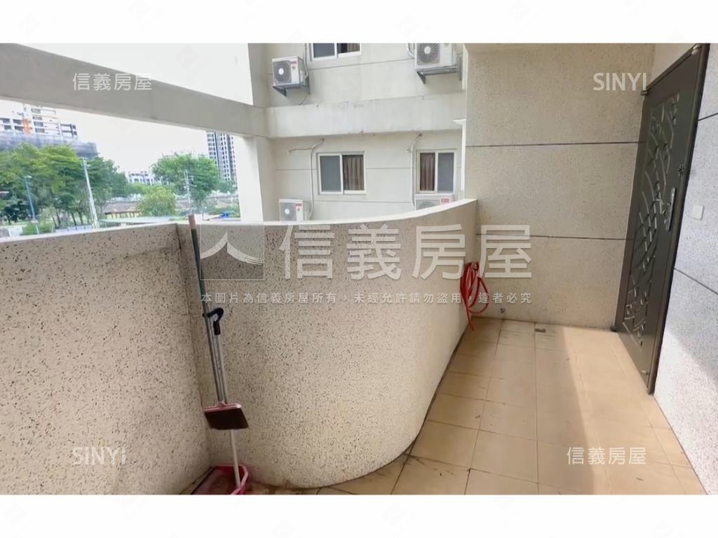 近７４首購三房車位房屋室內格局與周邊環境