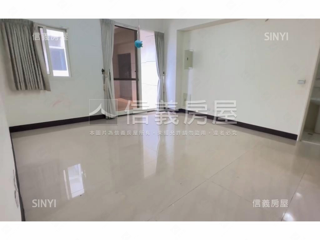 近７４首購三房車位房屋室內格局與周邊環境