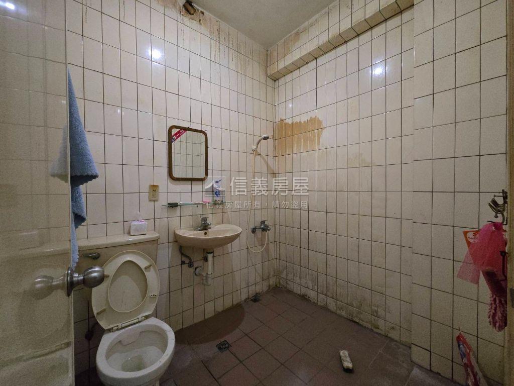中港路一層一戶四房房屋室內格局與周邊環境