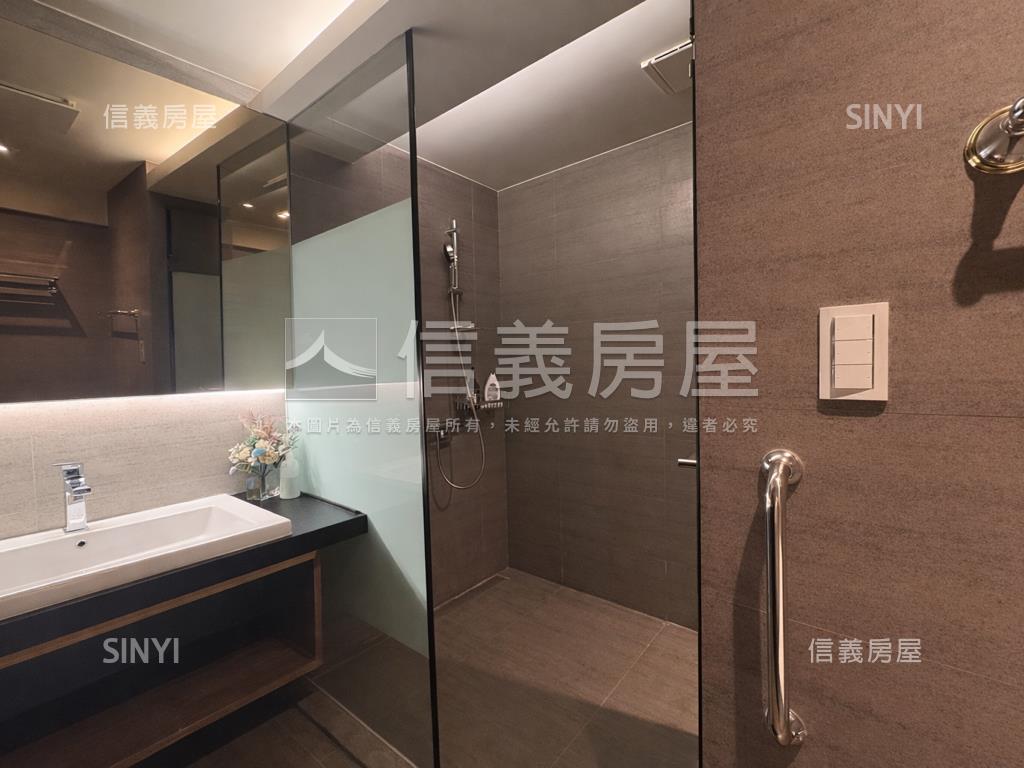 榮耀世紀四房帶車位房屋室內格局與周邊環境