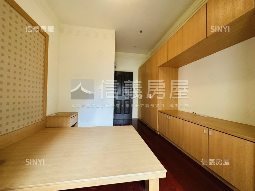 皇家貴賓高樓２房有車位房屋室內格局與周邊環境
