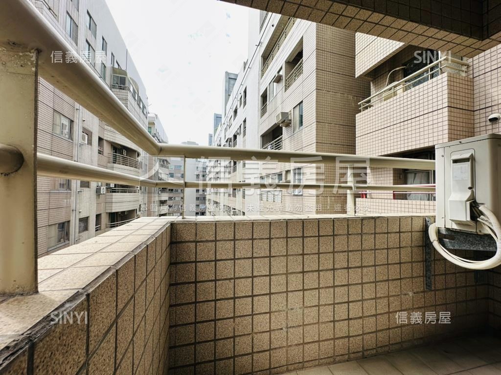 皇家貴賓高樓２房有車位房屋室內格局與周邊環境