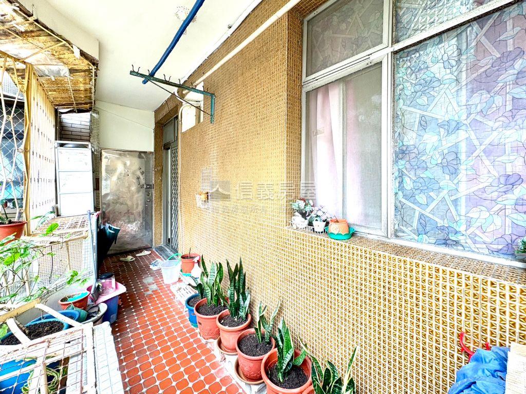 捷運邊間明亮小資三樓房屋室內格局與周邊環境