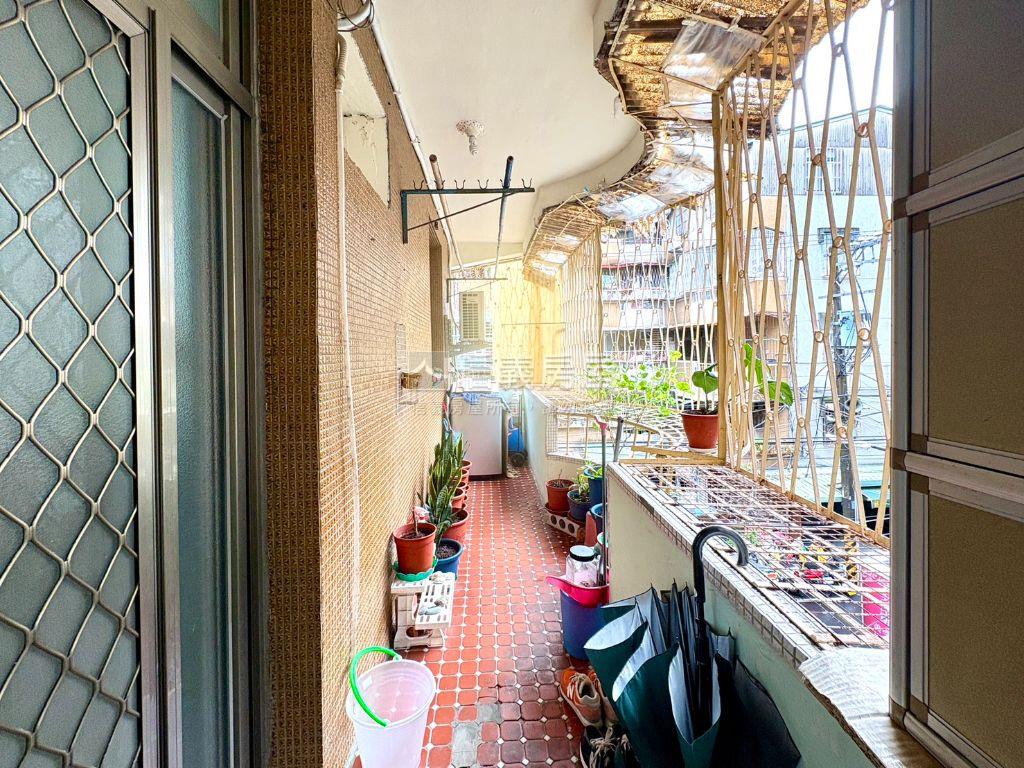捷運邊間明亮小資三樓房屋室內格局與周邊環境