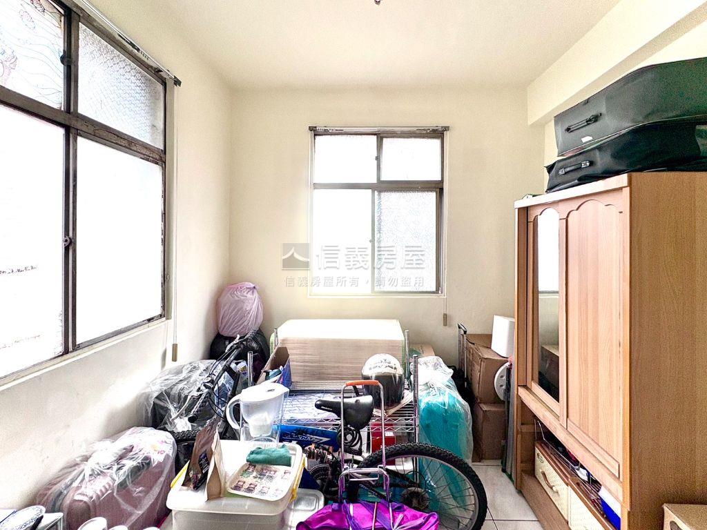 捷運邊間明亮小資三樓房屋室內格局與周邊環境