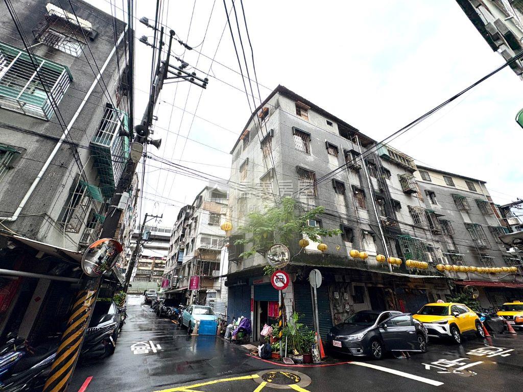 捷運邊間明亮小資三樓房屋室內格局與周邊環境